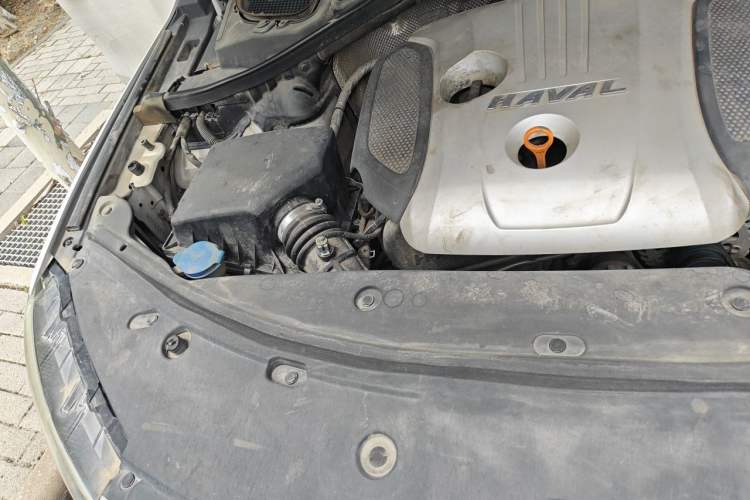 Used Haval H8 2015 2.0T Two-Wheel-Drive Elite Version Engine Bay Right
