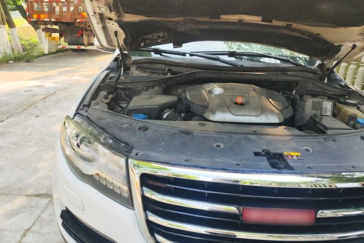 Used Haval H8 2015 2.0T Two-Wheel-Drive Luxury Version Engine Bay Right