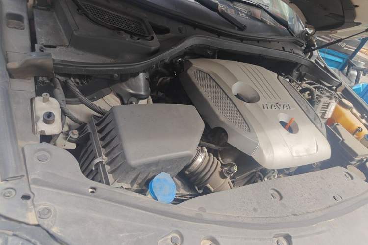 Used Haval H8 2015 2.0T Two-Wheel-Drive Elite Version Engine Bay Right
