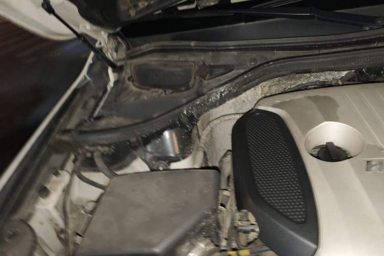 Used Haval H8 2015 2.0T Four-Wheel Drive Luxury Model Engine Bay Right