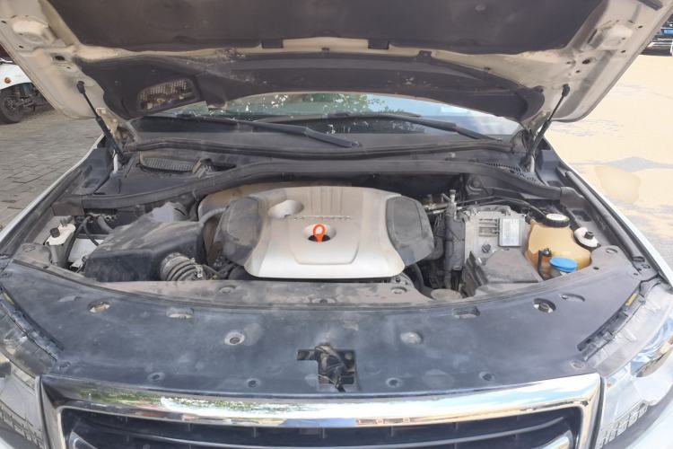 Used Haval H8 2015 2.0T Four-Wheel Drive Comfort Version Engine Bay