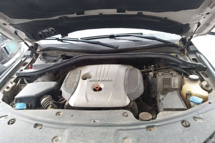Used Haval H8 2015 2.0T Two-Wheel-Drive Luxury Version Engine Bay