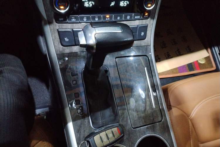 Used Haval H8 2015 2.0T Two-Wheel-Drive Elite Version Gear Lever