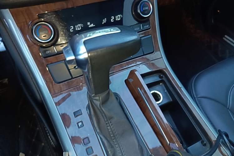Used Haval H8 2015 2.0T Two-Wheel Drive Comfort Version Gear Lever