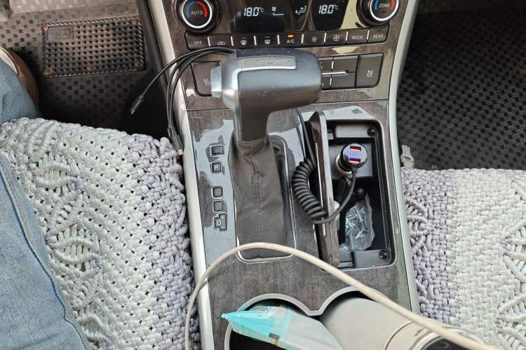 Used Haval H8 2015 2.0T Four-Wheel Drive Elite Model Gear Lever