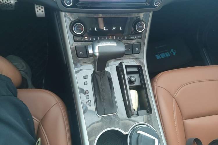 Used Haval H8 2015 2.0T Four-Wheel Drive Elite Model Gear Lever