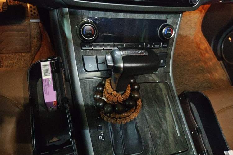 Used Haval H8 2015 2.0T Four-Wheel Drive Elite Model Gear Lever