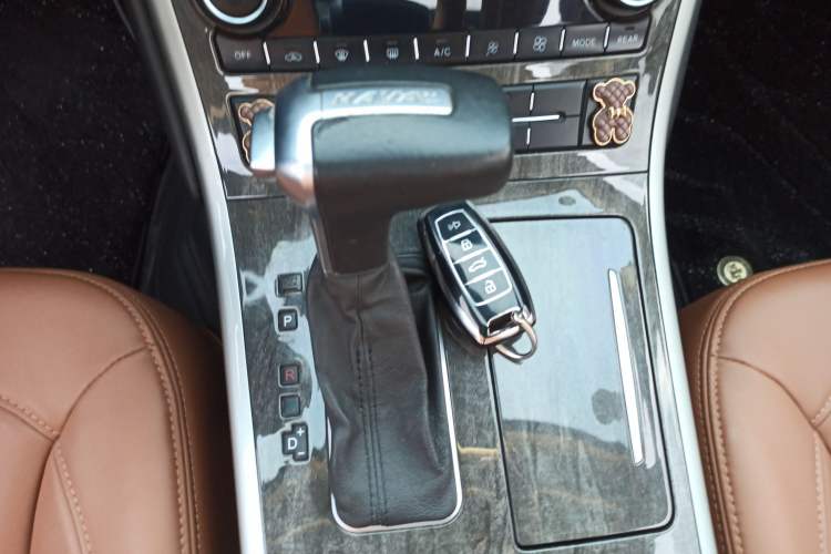 Used Haval H8 2015 2.0T Two-Wheel Drive Comfort Version Gear Lever