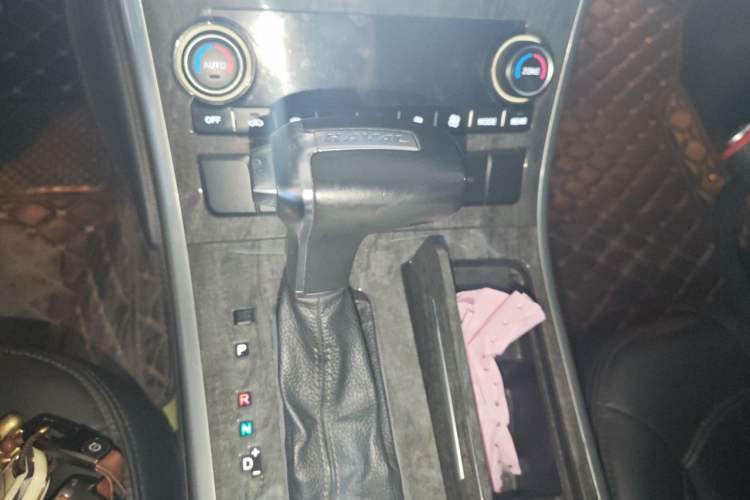 Used Haval H8 2015 2.0T Two-Wheel Drive Comfort Version Gear Lever