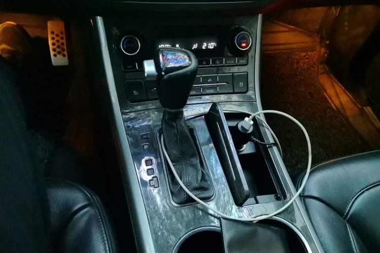 Used Haval H8 2015 2.0T Four-Wheel Drive Standard Version Gear Lever