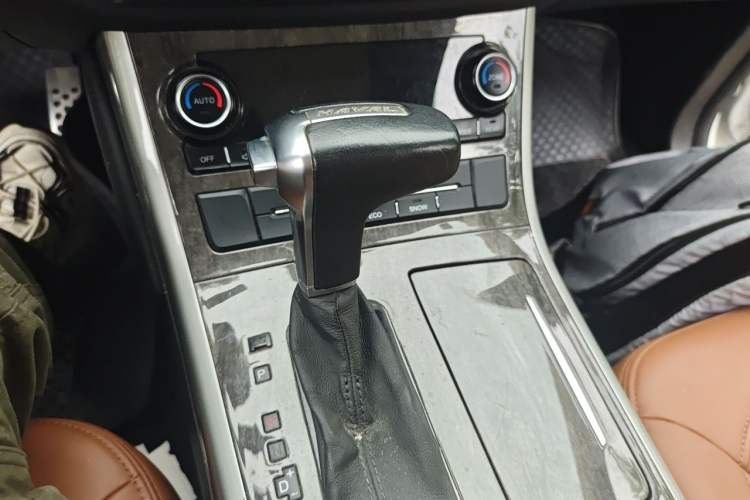 Used Haval H8 2015 2.0T Four-Wheel Drive Comfort Version Gear Lever