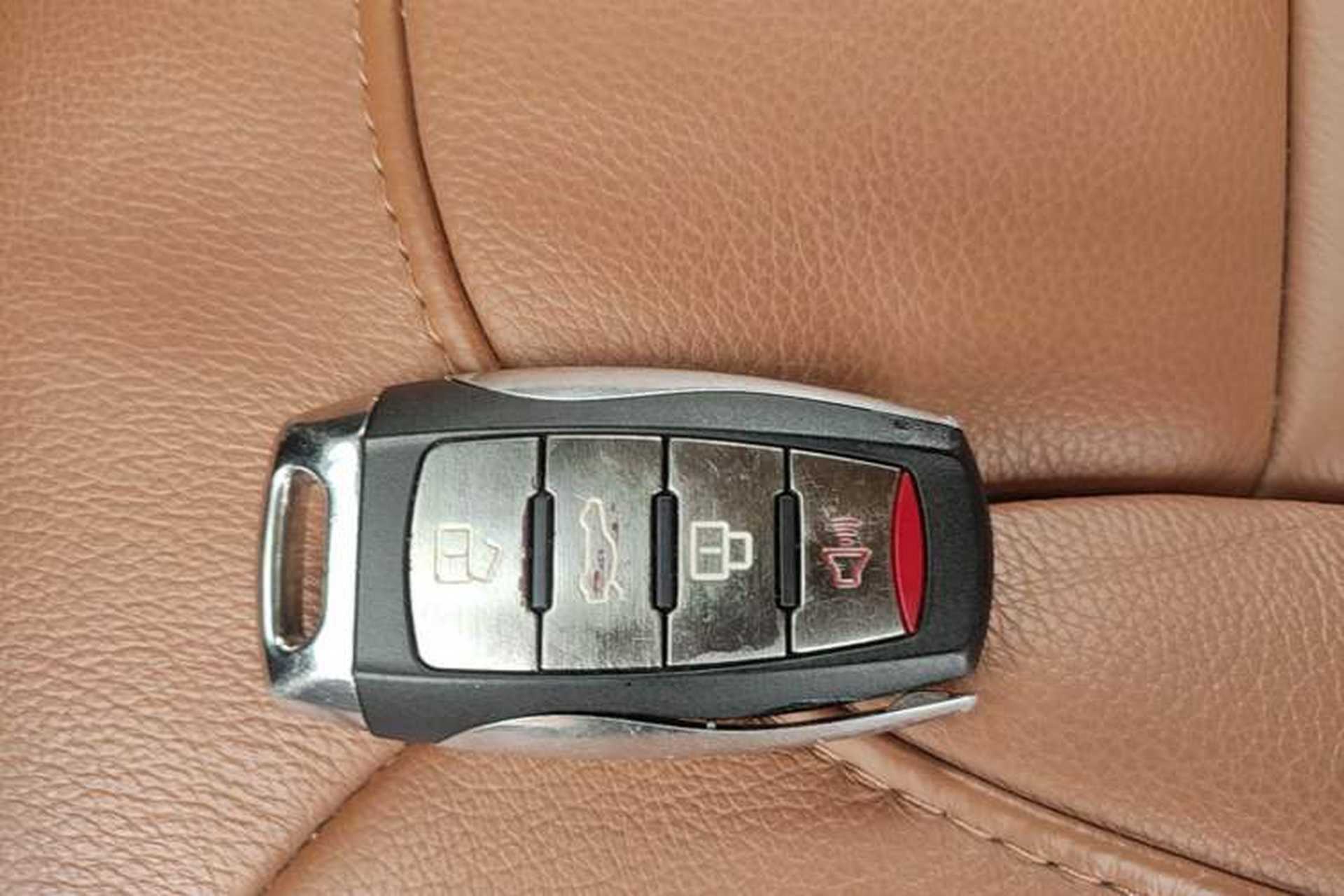 Used Haval H8 2015 2.0T Two-Wheel-Drive Standard Version Interior 1