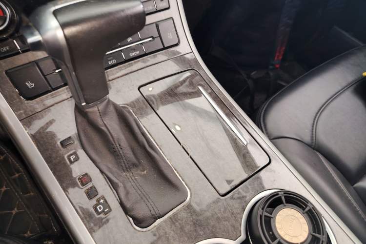 Used Haval H8 2015 2.0T Four-Wheel Drive Elite Model Interior 1
