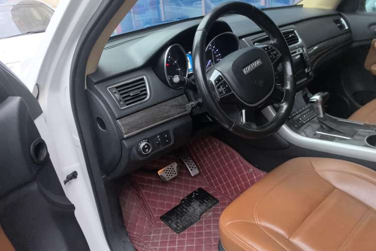 Used Haval H8 2015 2.0T Two-Wheel-Drive Elite Version Interior 2