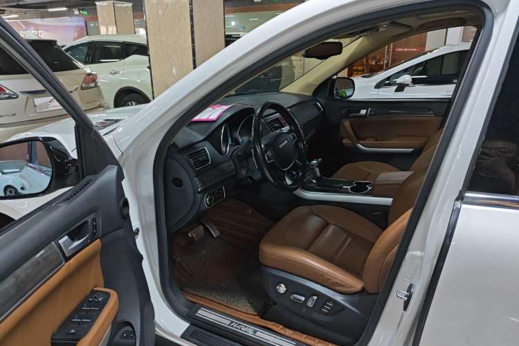 Used Haval H8 2015 2.0T Two-Wheel-Drive Elite Version Interior 2