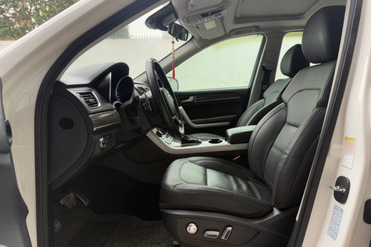 Used Haval H8 2015 2.0T Two-Wheel-Drive Standard Version Interior 2
