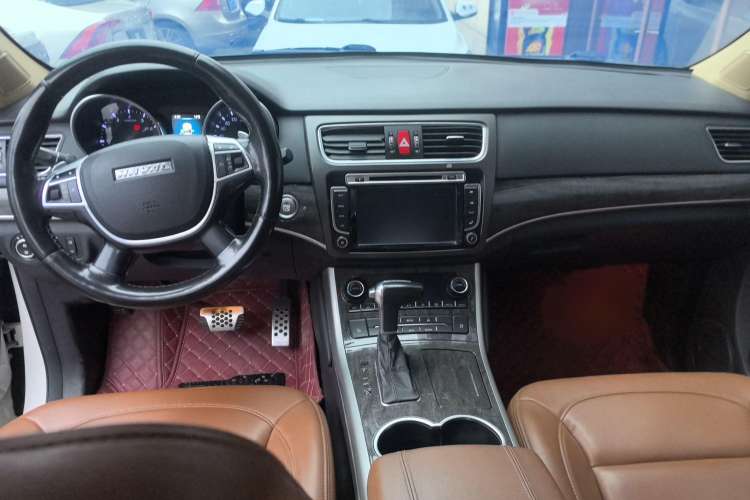 Used Haval H8 2015 2.0T Two-Wheel-Drive Elite Version Interior 3