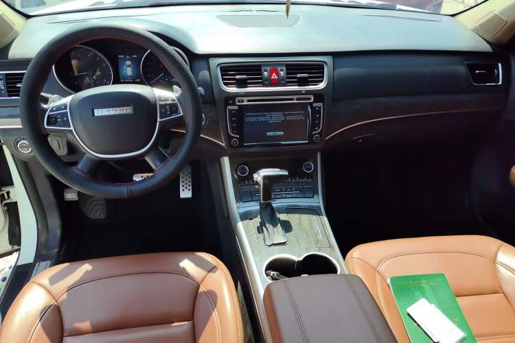 Used Haval H8 2015 2.0T Four-Wheel Drive Comfort Version Interior 3