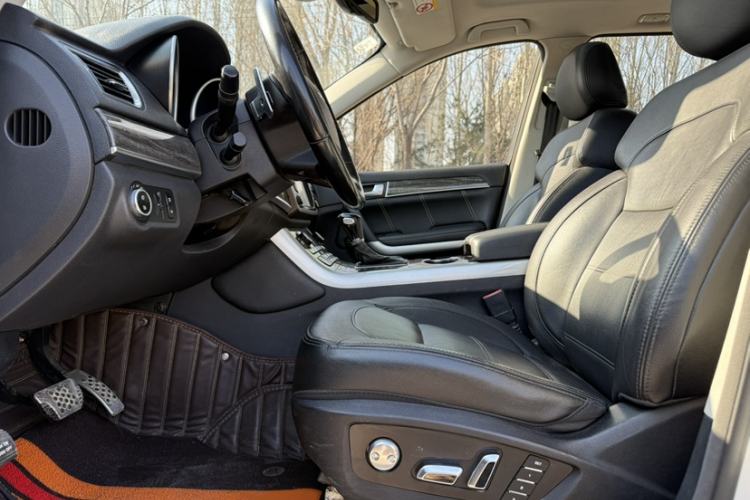 Used Haval H8 2015 2.0T Two-Wheel-Drive Luxury Version Interior 3