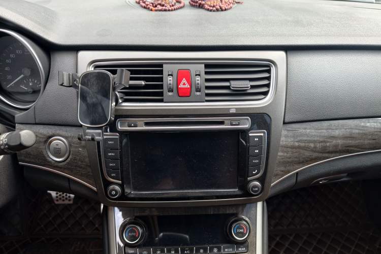 Used Haval H8 2015 2.0T Two-Wheel-Drive Elite Version Interior 3