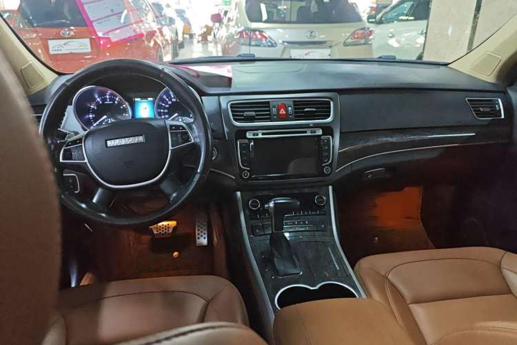 Used Haval H8 2015 2.0T Two-Wheel-Drive Elite Version Interior 3