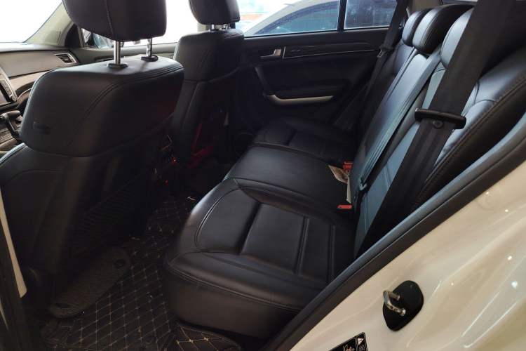 Used Haval H8 2015 2.0T Four-Wheel Drive Elite Model Interior 4
