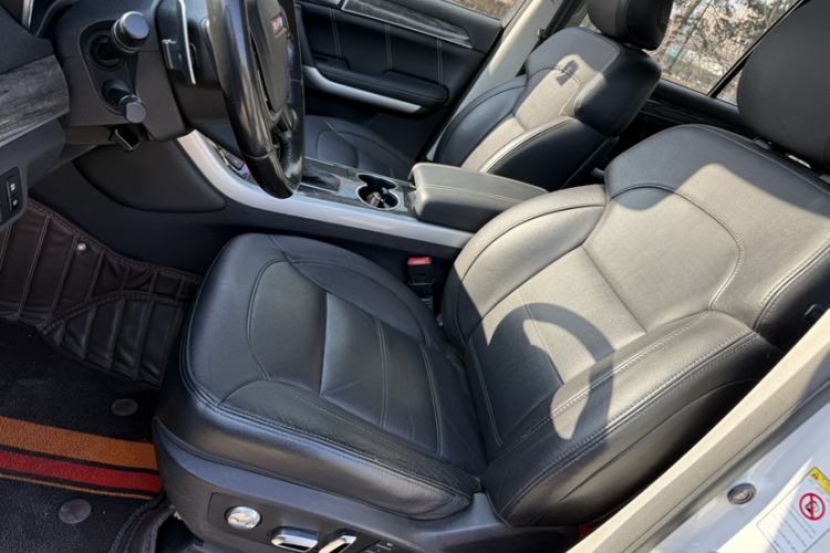 Used Haval H8 2015 2.0T Two-Wheel-Drive Luxury Version Interior 4