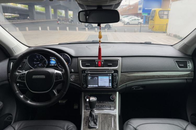Used Haval H8 2015 2.0T Two-Wheel-Drive Standard Version Interior 4