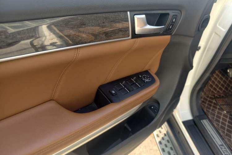 Used Haval H8 2015 2.0T Two-Wheel-Drive Elite Version Interior 9