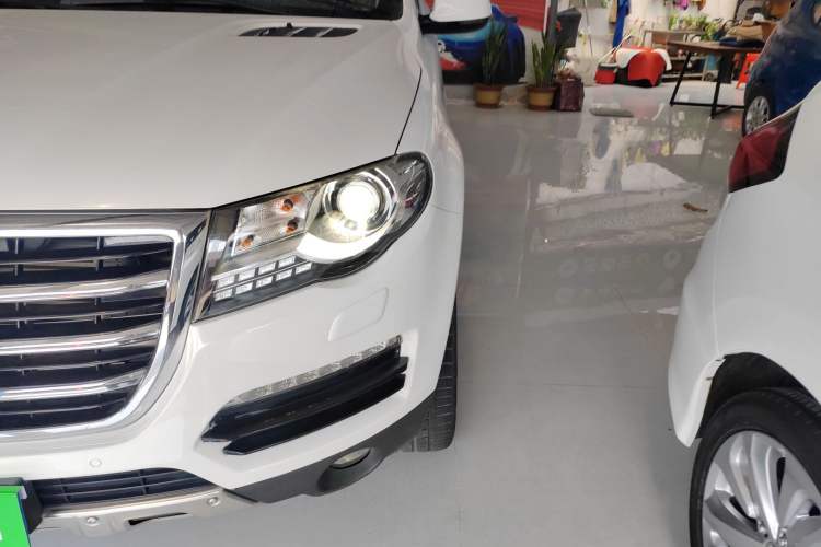 Used Haval H8 2015 2.0T Two-Wheel-Drive Luxury Version Left Front Headlight