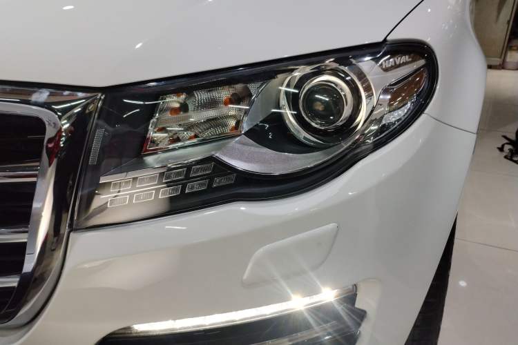 Used Haval H8 2015 2.0T Two-Wheel-Drive Elite Version Left Front Headlight