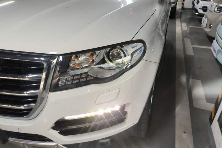 Used Haval H8 2015 2.0T Two-Wheel-Drive Luxury Version Left Front Headlight