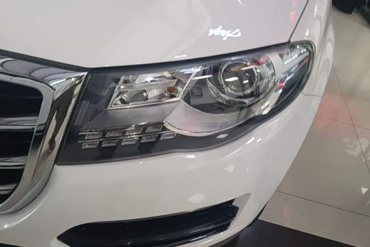 Used Haval H8 2015 2.0T Two-Wheel Drive Comfort Version Left Front Headlight