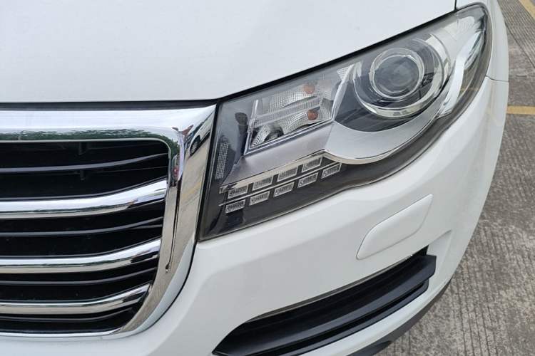 Used Haval H8 2015 2.0T Two-Wheel-Drive Luxury Version Left Front Headlight