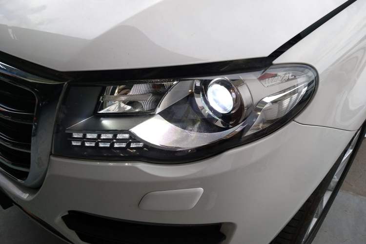 Used Haval H8 2015 2.0T Two-Wheel-Drive Luxury Version Left Front Headlight