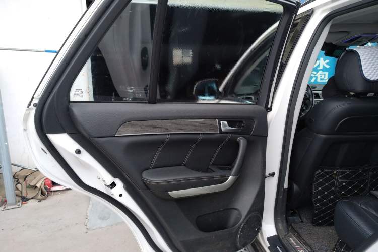 Used Haval H8 2015 2.0T Two-Wheel-Drive Luxury Version Left Rear Door Interior
