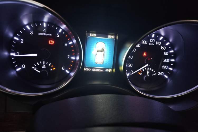 Used Haval H8 2015 2.0T Two-Wheel-Drive Luxury Version Odometer Close Up
