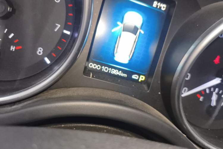 Used Haval H8 2015 2.0T Two-Wheel Drive Comfort Version Odometer Close Up