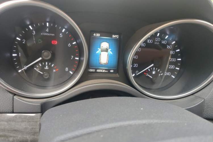 Used Haval H8 2015 2.0T Four-Wheel Drive Luxury Model Odometer Close Up