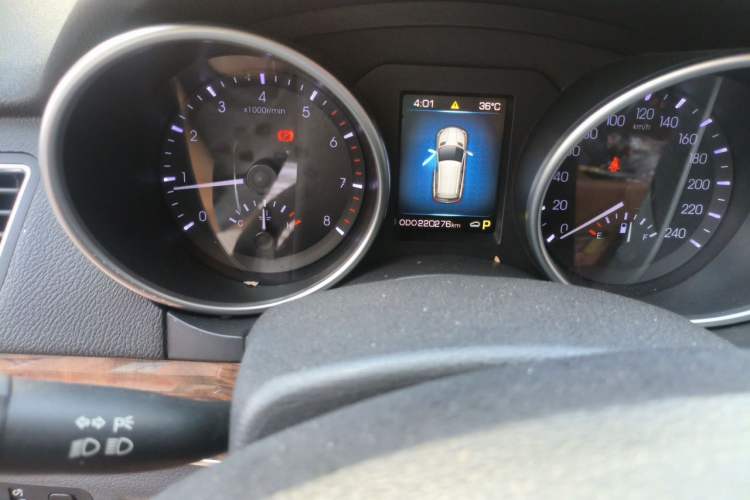 Used Haval H8 2015 2.0T Two-Wheel-Drive Luxury Version Odometer Close Up