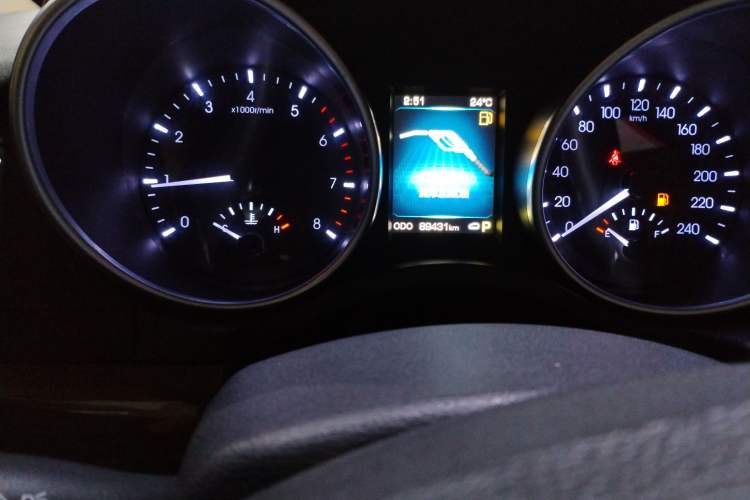 Used Haval H8 2015 2.0T Two-Wheel-Drive Elite Version Odometer Close Up