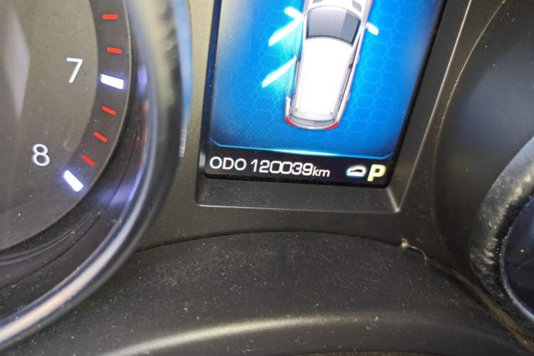 Used Haval H8 2015 2.0T Four-Wheel Drive Elite Model Odometer Close Up