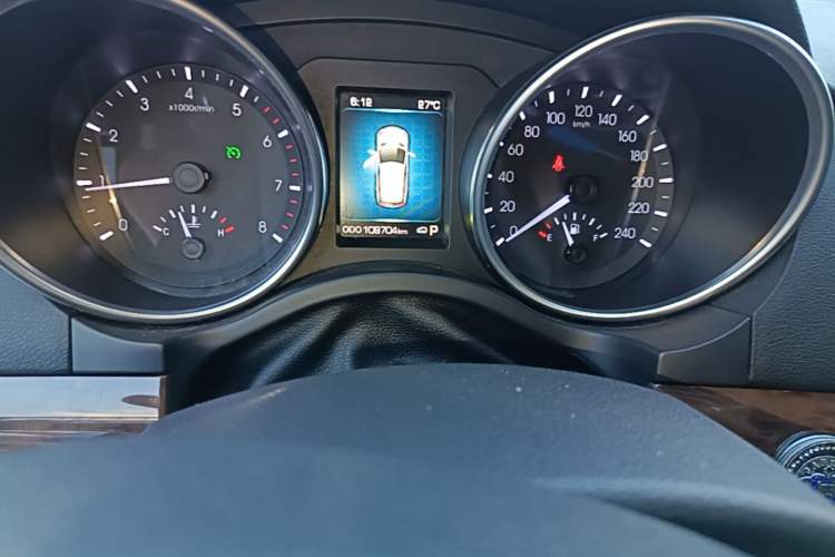 Used Haval H8 2015 2.0T Two-Wheel Drive Comfort Version Odometer Close Up
