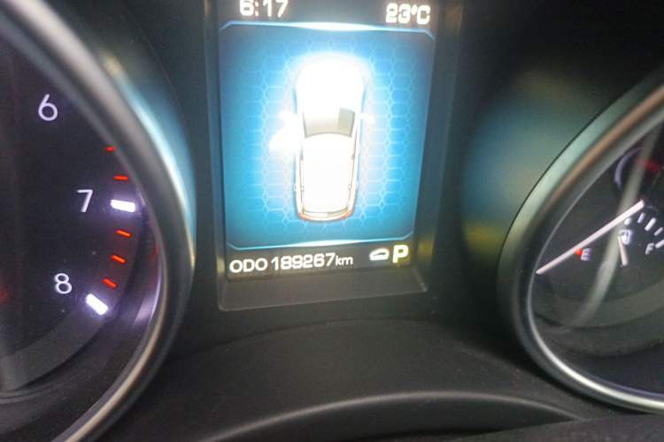 Used Haval H8 2015 2.0T Two-Wheel-Drive Luxury Version Odometer Close Up