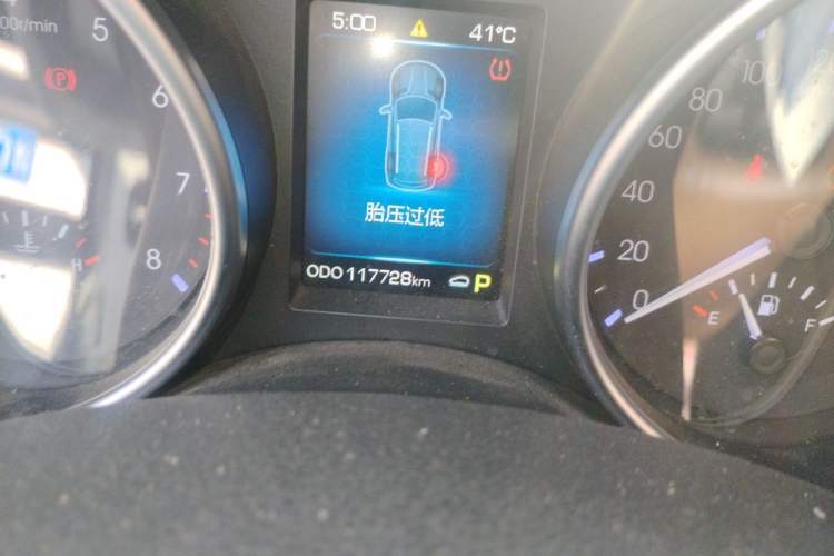 Used Haval H8 2015 2.0T Two-Wheel Drive Comfort Version Odometer Close Up