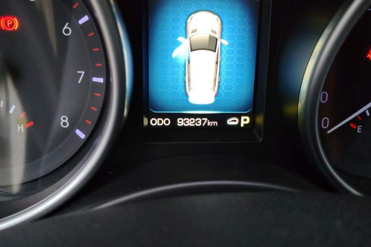 Used Haval H8 2015 2.0T Two-Wheel-Drive Luxury Version Odometer Close Up