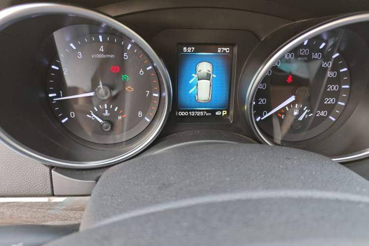Used Haval H8 2015 2.0T Four-Wheel Drive Elite Model Odometer Close Up