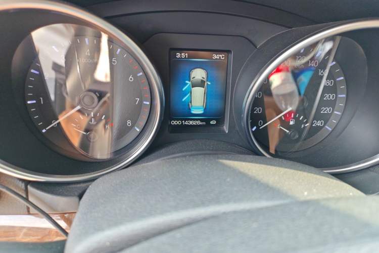 Used Haval H8 2015 2.0T Two-Wheel-Drive Luxury Version Odometer Close Up