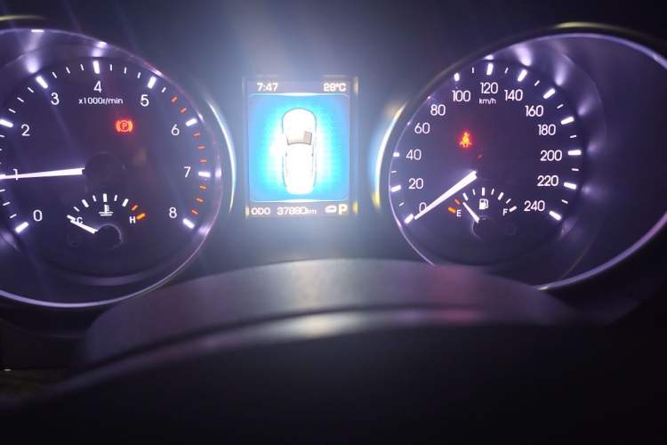 Used Haval H8 2015 2.0T Four-Wheel Drive Comfort Version Odometer Close Up