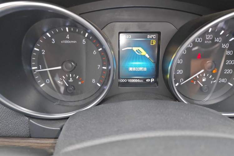 Used Haval H8 2015 2.0T Two-Wheel-Drive Luxury Version Odometer Close Up